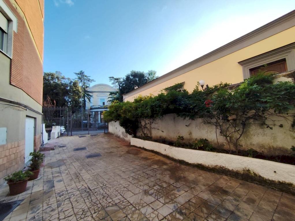Cortile interno - Appartamento via Armando Diaz, 93, Portici - foto 3