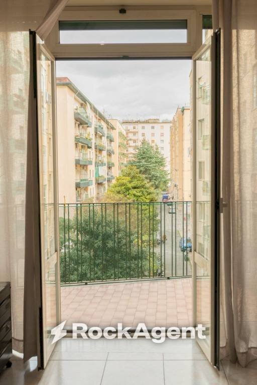Terrazzo - Quadrilocale viale di Augusto, 62, Napoli (zona Fuorigrotta) - foto 1