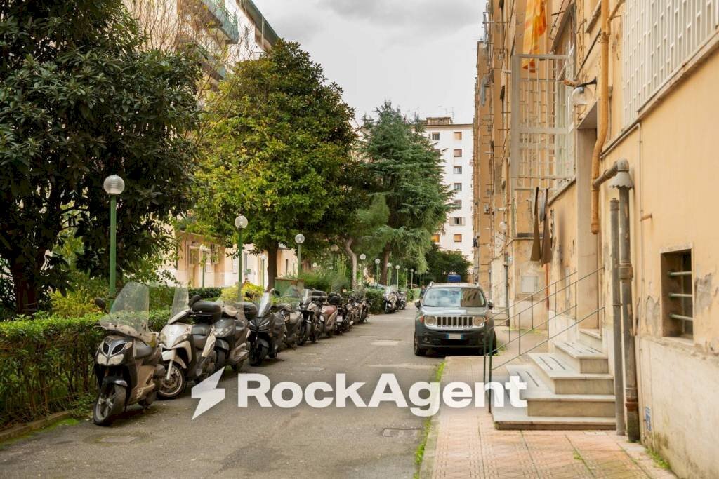 Zona - Quadrilocale viale di Augusto, 62, Napoli (zona Fuorigrotta) - foto 3