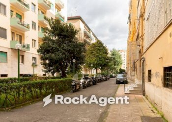 Cortile interno - Quadrilocale viale di Augusto, 62, Napoli (zona Fuorigrotta) - foto 2