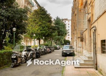 Zona - Quadrilocale viale di Augusto, 62, Napoli (zona Fuorigrotta) - foto 3