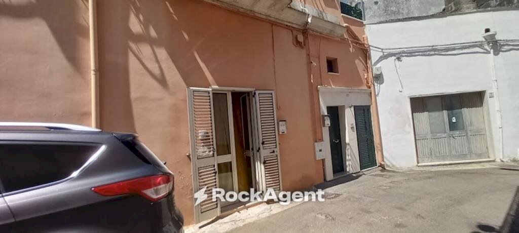 Cortile interno - Casa indipendente via Giacosa, 24, Cutrofiano - foto 2