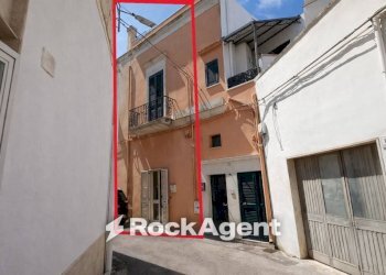Facciata - Casa indipendente via Giacosa, 24, Cutrofiano - foto 1