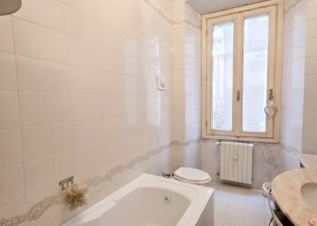 A BAGNO 1 - Four-room apartment Corso Martiri della Libertà, Brescia - photo 9