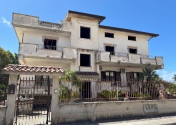 Independent house Mondragone - photo 1