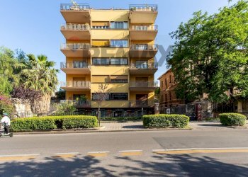 Edificio all\'aperto - Four-room apartment Viale Regina Margherita
 
35, Catania - photo 26