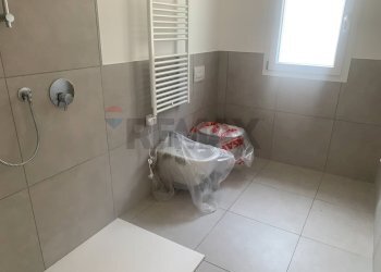 Bagno - Four-room apartment Via Mascagni, Lallio - photo 25