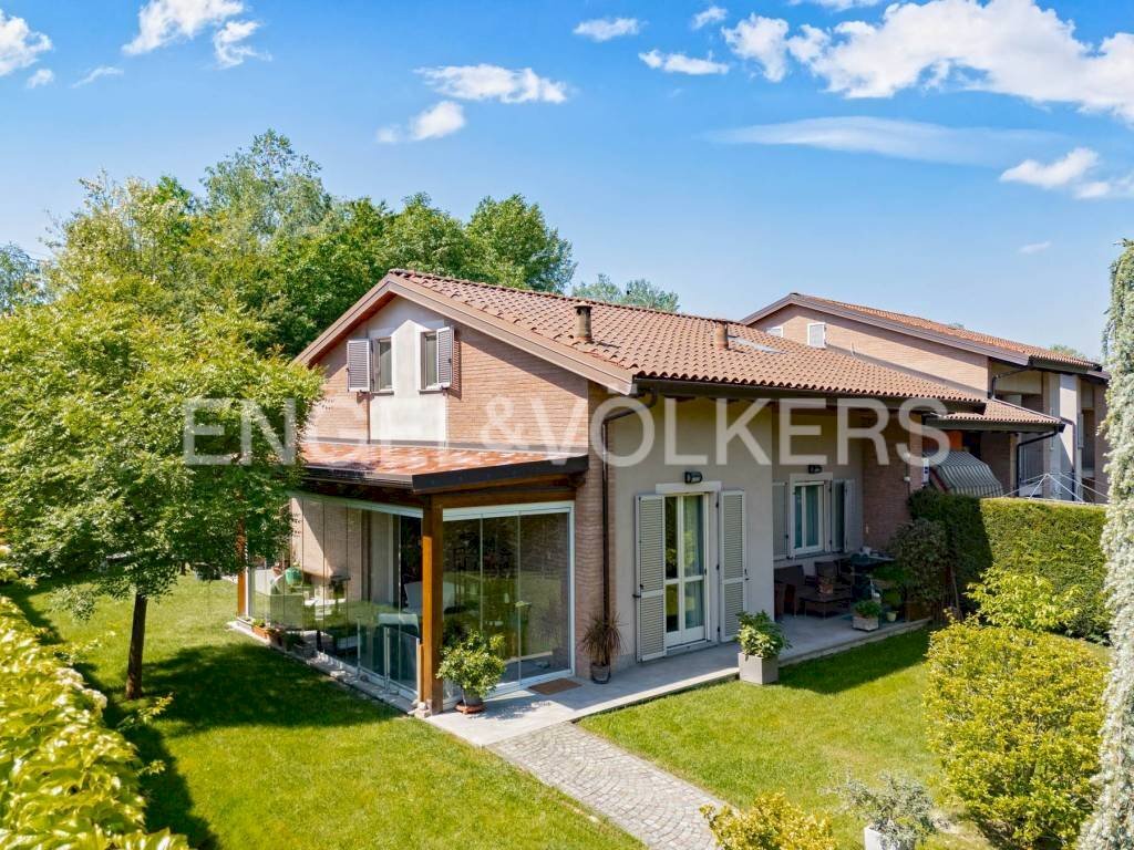 Facciata - Villa a Schiera viale Guglielmo Marconi, Costigliole d'Asti - foto 1
