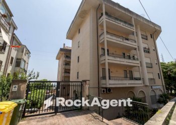 Facciata - Four-room apartment viale dei Bizantini, 75/2, Catanzaro - photo 4