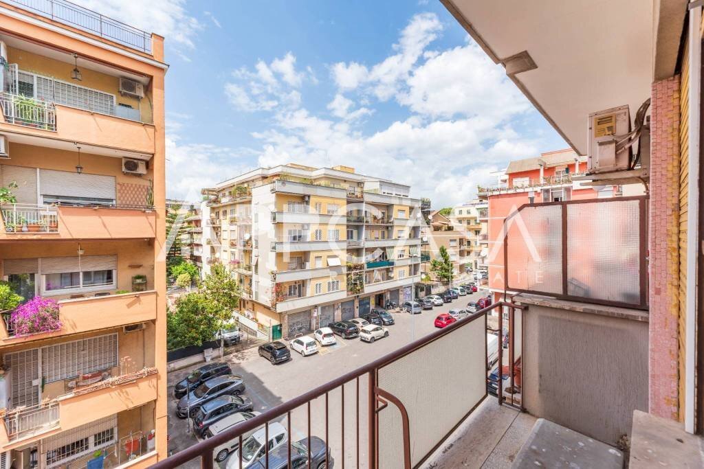 Balcone - Trilocale via Val di Cogne, 22, Roma - foto 1