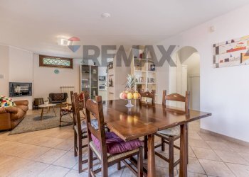 Sala da pranzo - Semi-detached house Viale Di Castel Porziano
334, Roma - photo 27