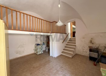 Scale - Semi-detached house vico primo monteoliveto
 
27, Grassano - photo 4