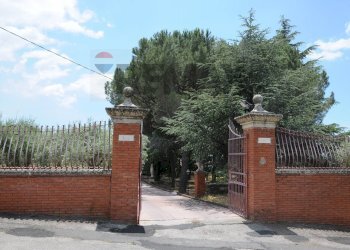 Cancello ingresso su strada - Villa Rognoni, Biancavilla - foto 50