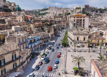 Edificio all\'aperto - Semi-detached house Corso Umberto I
 
31, Modica - photo 1