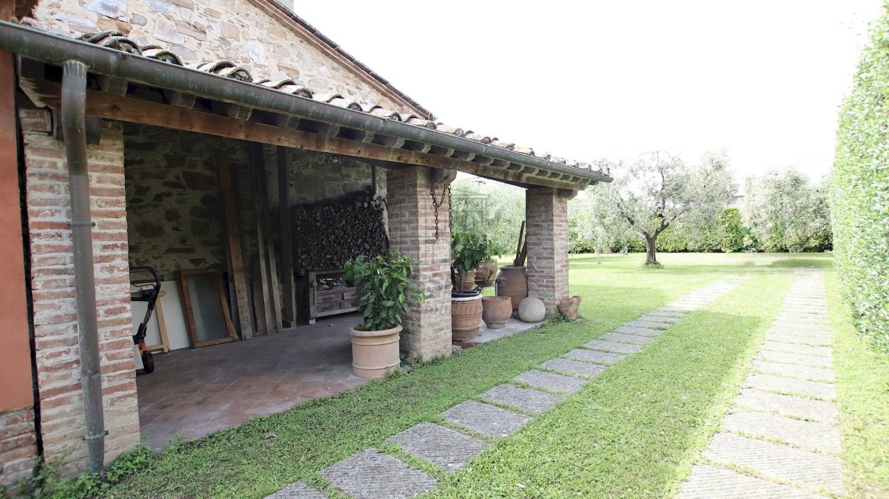 vendesi villetta con giardino luccaIMG_9856 - Villa Via Romana 914, Lucca - foto 1