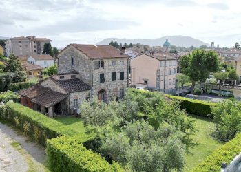 vendesi villetta con giardino luccaDJI_0376 - Villa Via Romana 914, Lucca - foto 4