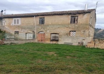 PORZIONE DI CASALE (2).jpg - Terreno agricolo Contrada Monte Aquilino, San Benedetto del Tronto - foto 14