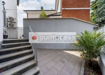 Portion of a house Concorezzo - photo 36