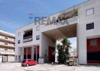 Edificio all\'aperto - Locale Commerciale Via Vittorio Veneto, Ceglie del Campo
 
62, Bari - foto 1