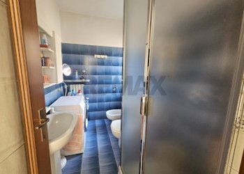 Bagno con doccia primo piano - Appartamento via lavatoio
1, Comerio - foto 10