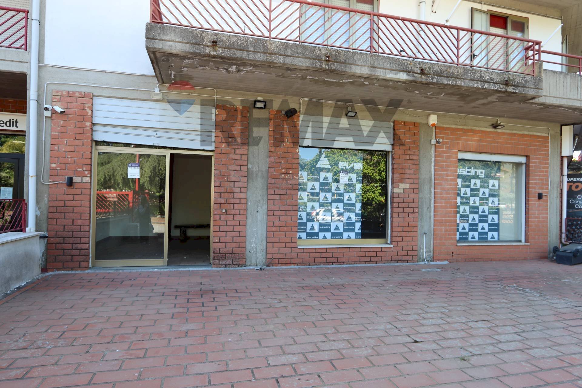 Edificio all\'aperto - Locale Commerciale Via dei Vespri Siciliani
 
2, Linguaglossa - foto 1