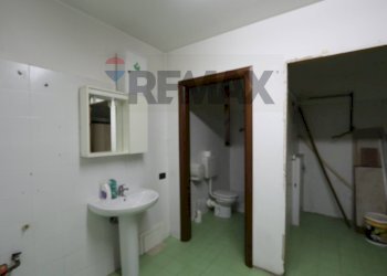 Bagno - Locale Commerciale Via dei Vespri Siciliani
 
2, Linguaglossa - foto 33