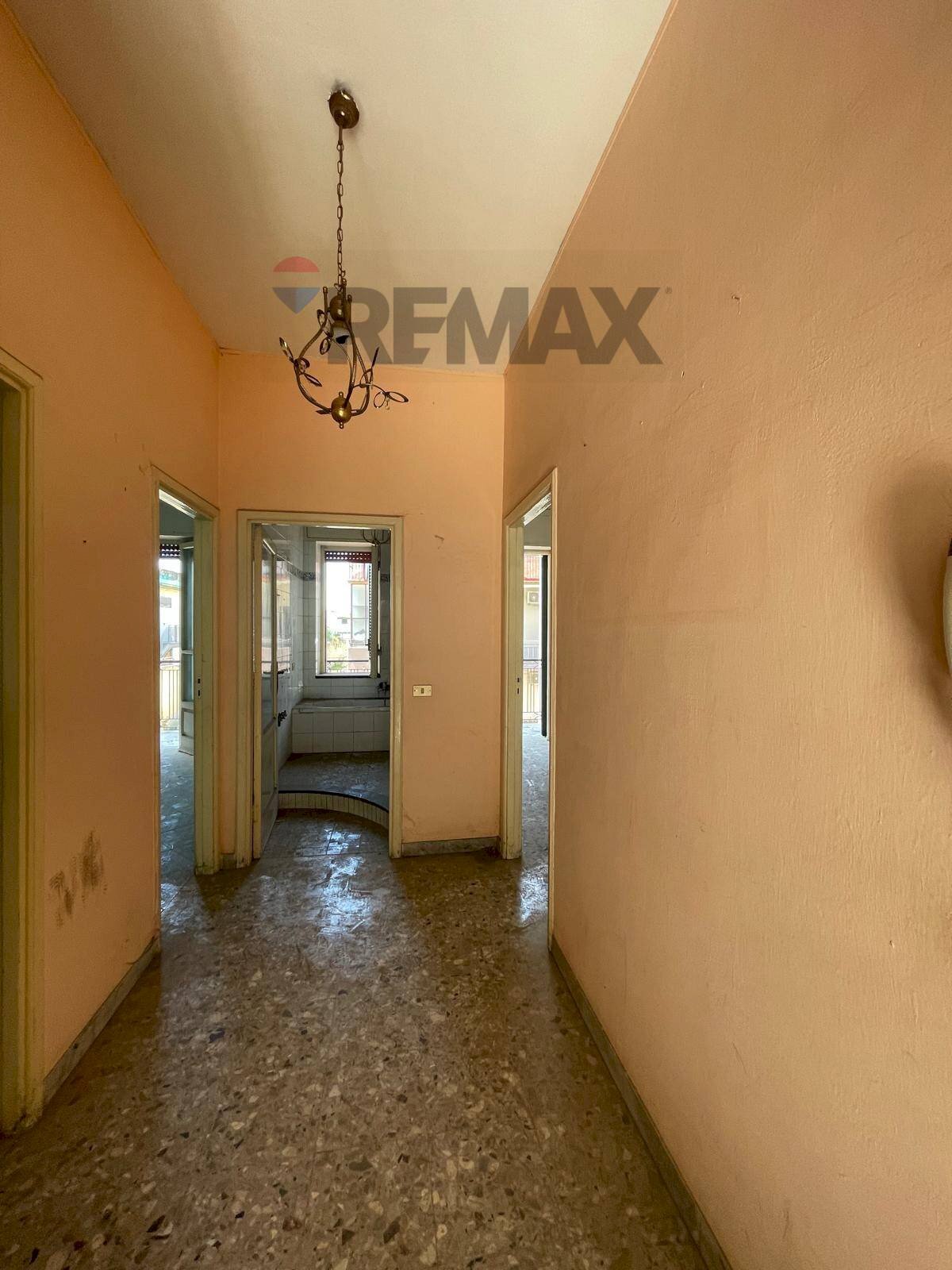 Hall / corridoio - Three-room apartment Via Santa barbara
 
124, Caivano - photo 3