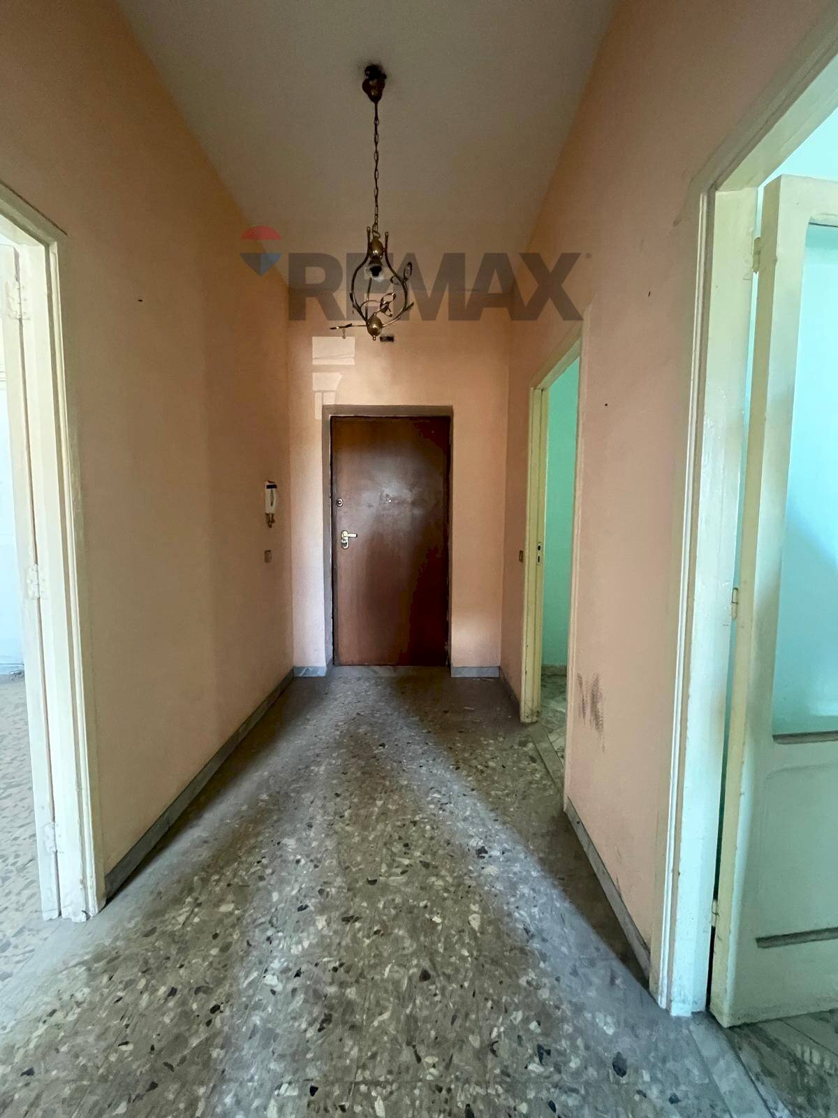 Hall / corridoio - Three-room apartment Via Santa barbara
 
124, Caivano - photo 2