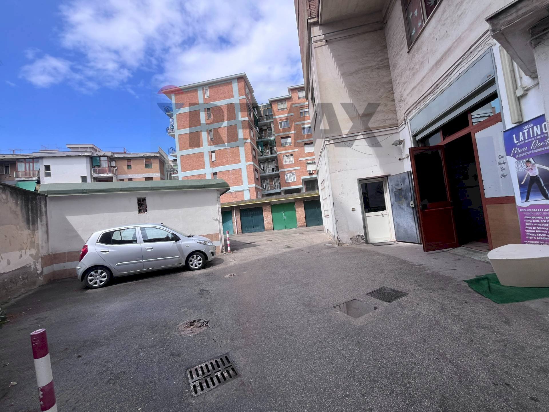 Edificio all\'aperto - Locale Commerciale Via Tribuni Della Plebe
 
snc, Napoli - foto 1