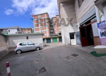Edificio all\'aperto - Commercial Premises Via Tribuni Della Plebe
snc, Napoli - photo 1