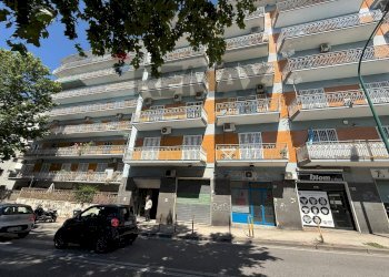 Edificio all\'aperto - Locale Commerciale Napoli - foto 1
