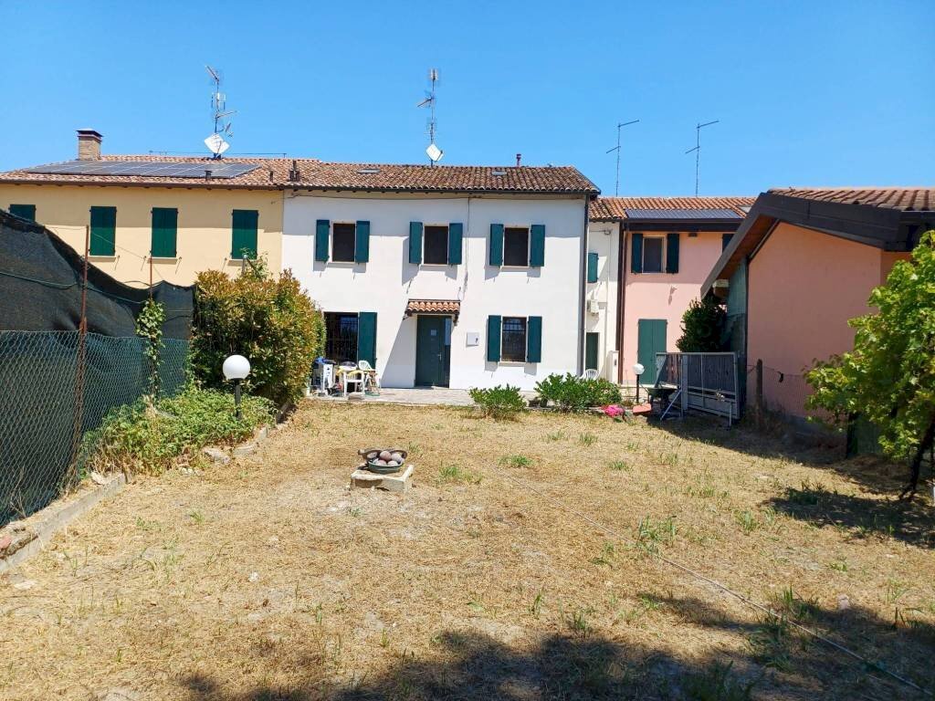 Cortile interno - Villa via Ponte Pietra, Mirandola - photo 1