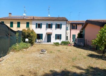 Cortile interno - Villa via Ponte Pietra, Mirandola - photo 1