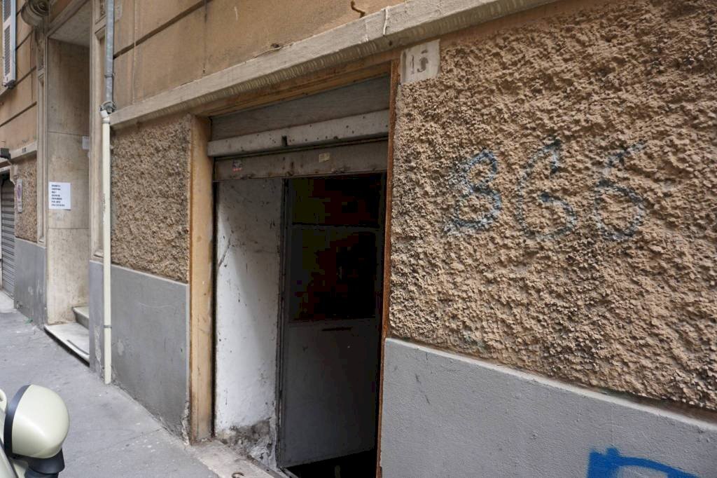 Facciata - Magazzino via Massimo d'Azeglio, 15r, Genova (zona Sampierdarena) - foto 2