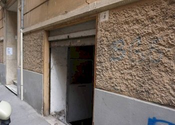 Facciata - Magazzino via Massimo d'Azeglio, 15r, Genova (zona Sampierdarena) - foto 2
