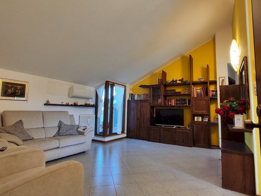 Salone - Appartamento via Bodina, 44, Cuneo (zona Donatello) - foto 2