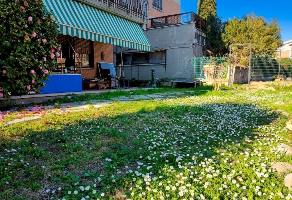 Giardino - Four-room apartment via Filippo Barigioni, Roma (neighborhood Villaggio Azzurro) - photo 1