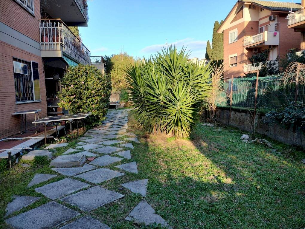 Giardino - Four-room apartment via Filippo Barigioni, Roma (neighborhood Villaggio Azzurro) - photo 2