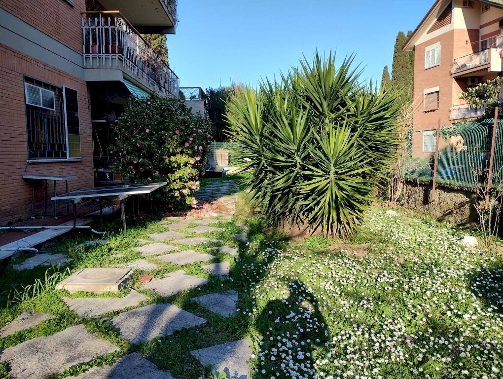 Giardino - Four-room apartment via Filippo Barigioni, Roma (neighborhood Villaggio Azzurro) - photo 3