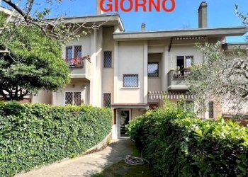 Facciata - Villa a Schiera via Fusignano, Roma - foto 1