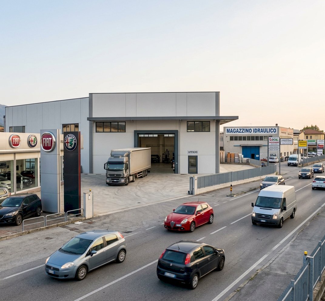 Nano Banana 2 Photorealistic industrial warehouse - Shed via centrale 3, Viareggio - photo 1