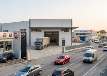 Nano Banana 2 Photorealistic industrial warehouse - Shed via centrale 3, Viareggio - photo 1
