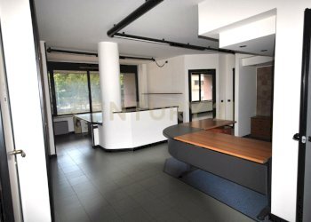 stanza completa di arredo (1).jpg - Ufficio Via Adriano Cristofoli 40, Verona (zona Borgo Milano) - foto 9