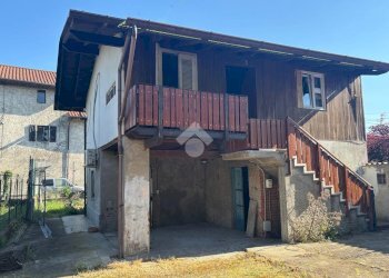 Casa indipendente Via santissima trinita', Varallo Pombia - foto 1