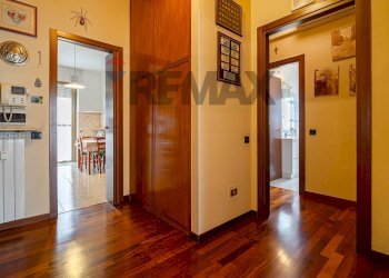 Hall / corridoio - Two-room apartment viale Rimembranze
 
5, Lainate - photo 11