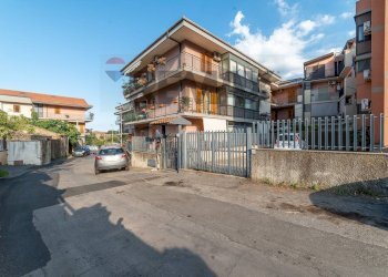 Edificio all\'aperto - Quadrilocale Via Finocchiari
 
69, Aci Catena - foto 1