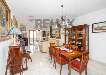 Sala da pranzo - Quadrilocale Via Finocchiari
 
69, Aci Catena - foto 4