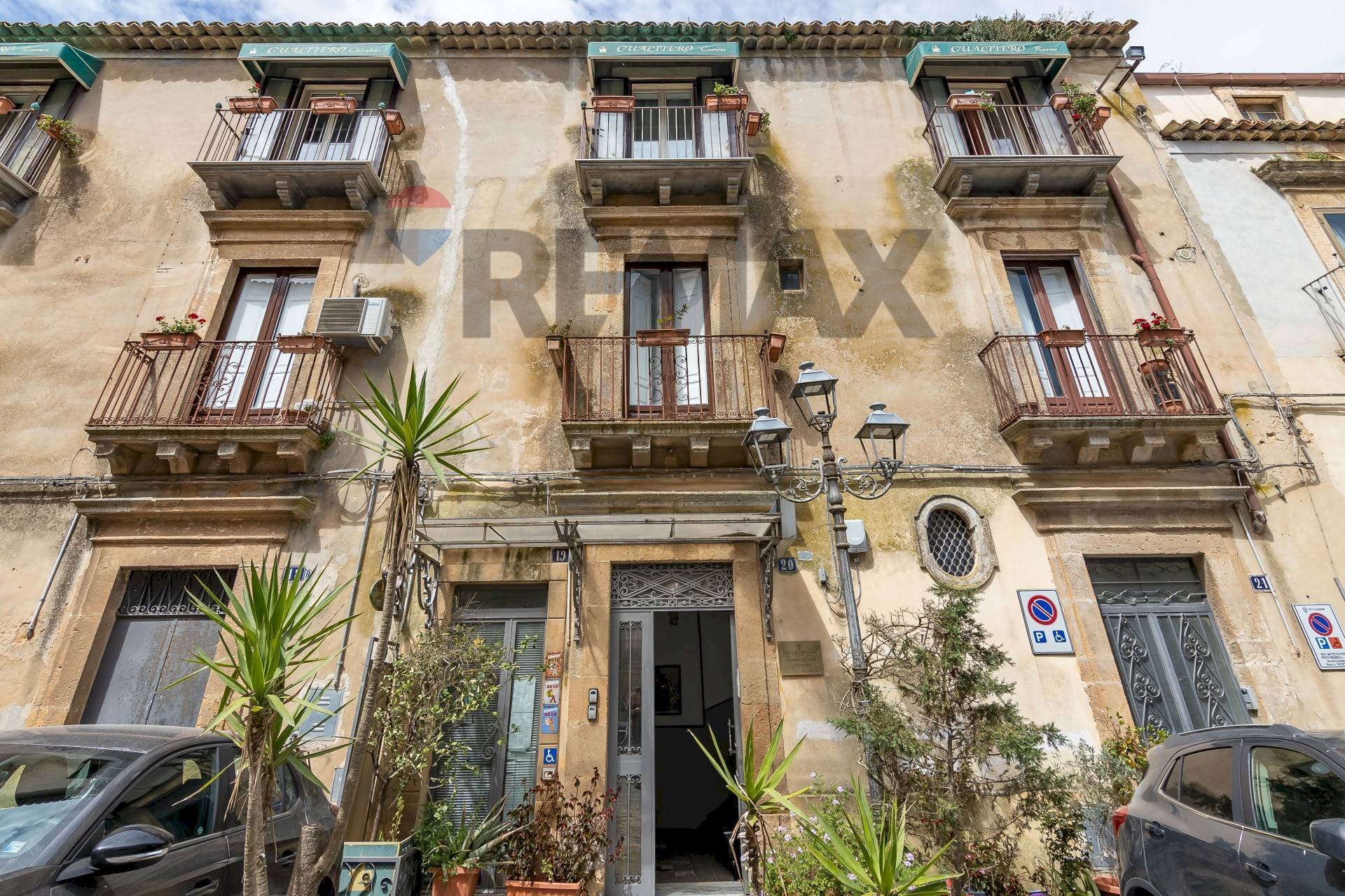 Edificio all\'aperto - Casa semi indipendente Piazza S. Francesco D'Assisi
 
20, Caltagirone - foto 1
