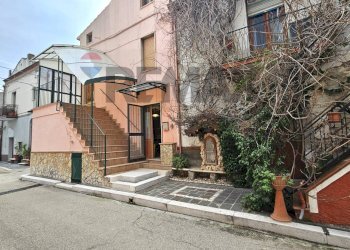Edificio all\'aperto - Appartamento Via Di Ruberto
27, Pietramontecorvino - foto 1