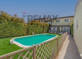 Piscina - Villa a Schiera Strada Carpaneto
 
1, Parma - foto 4